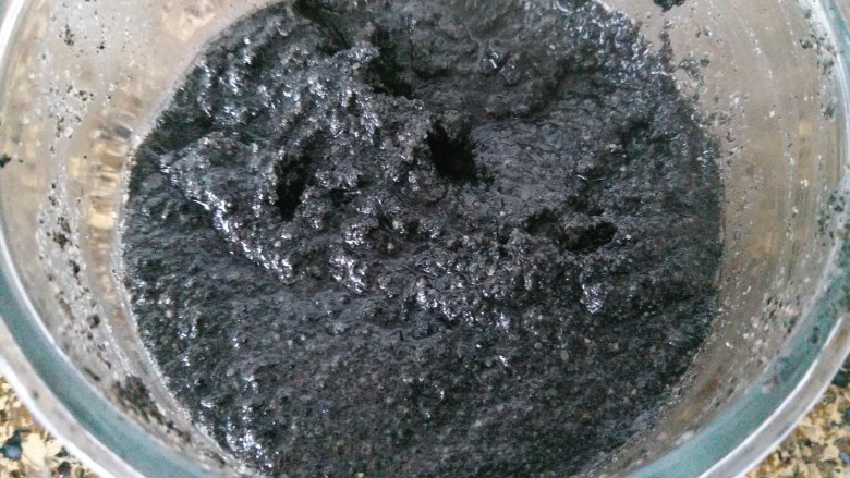 黑芝麻汤圆,一起拌均匀后，把黑芝麻馅儿放冰箱冷冻起来