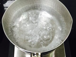 桂花红糖酒酿小圆子,雪平锅加入足够的饮用水大火烧开