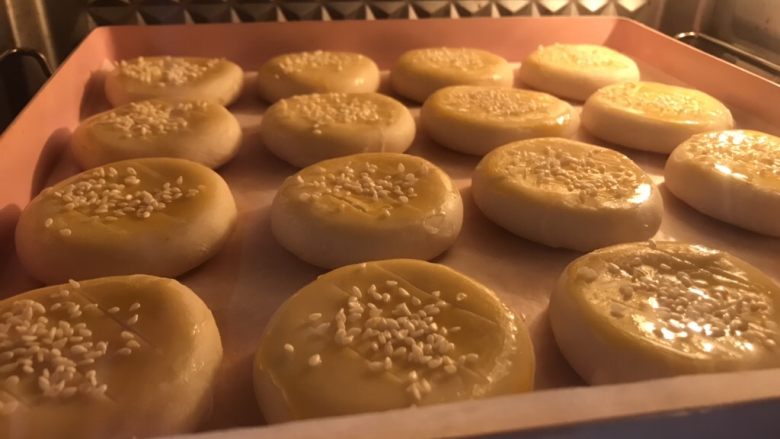 金沙奶黄馅老婆饼,放入预热好的烤箱180度15分钟。