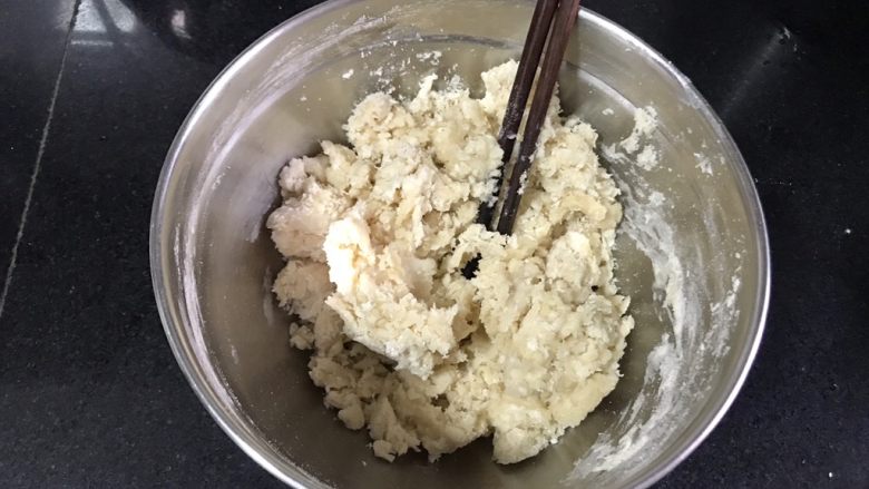 金沙奶黄馅老婆饼,用筷子搅拌均匀。