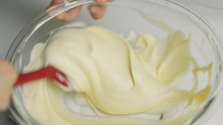 老酸奶舒芙蕾松饼,混合蛋白霜和蛋黄糊。