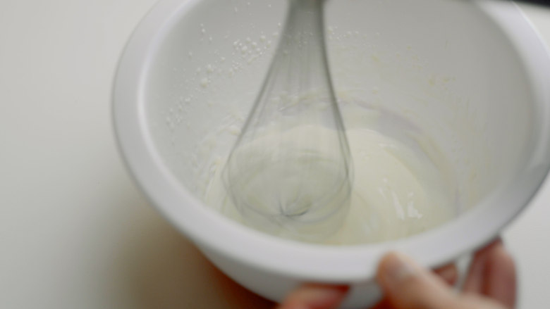 老酸奶舒芙蕾松饼,制作酸奶奶盖
脱水酸奶+奶油，打发到6分，有流动性，有一定厚度，冷藏。
