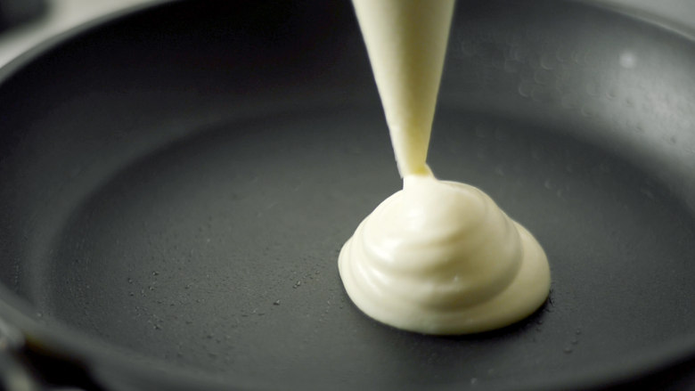 老酸奶舒芙蕾松饼,不粘锅温度大约150度时挤入蛋糕糊。