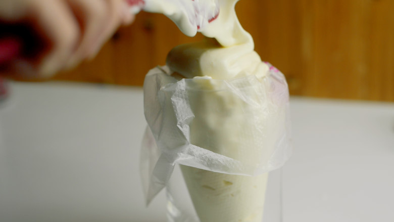 老酸奶舒芙蕾松饼,装入裱花袋。
