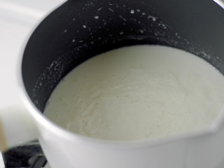 入口即溶烫面双重芝士轻乳酪,牛奶+淡奶油倒入奶锅，加热到冒泡