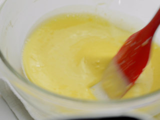 入口即溶烫面双重芝士轻乳酪,倒入一半牛奶，和蛋黄糊搅拌均匀