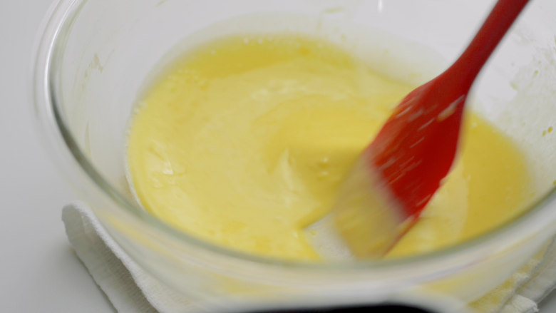 入口即溶烫面双重芝士轻乳酪,倒入一半牛奶，和蛋黄糊搅拌均匀