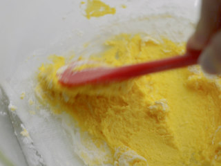 入口即溶烫面双重芝士轻乳酪,蛋黄里筛入低筋面粉，搅拌均匀