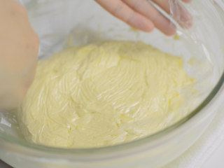 入口即溶烫面双重芝士轻乳酪,加入芝士片和奶油奶酪，搅拌均匀，用保鲜膜贴在表面防止结皮