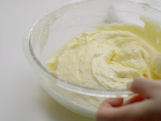 入口即溶烫面双重芝士轻乳酪,分三次混合蛋黄糊和蛋白霜。