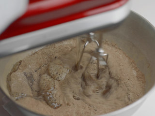 巧克力流心古早味蛋糕,加热植物油，出现纹路时离火。将热油倒入粉类，同时用电动打蛋器搅拌均匀。