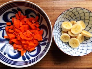 卡乐比胡萝卜香蕉营养奶昔,胡萝卜去皮洗净之后切成小块，香蕉去皮之后切成薄片