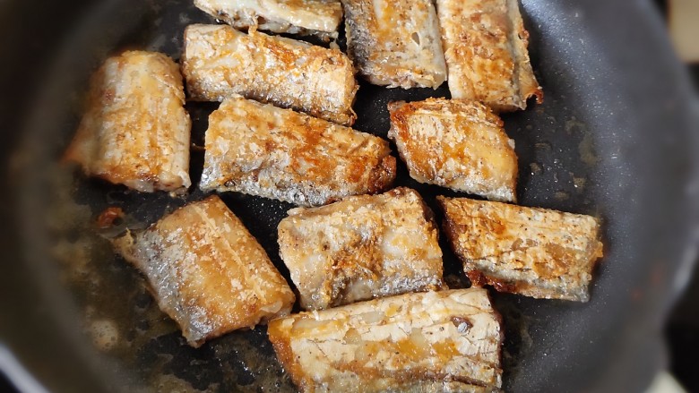 香煎带鱼,一直煎到两面焦黄酥脆即可完成。