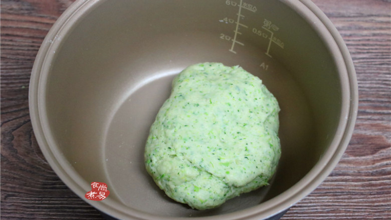 健康蔬菜饼,均匀揉成面团，遮上保鲜膜发酵30分钟左右。