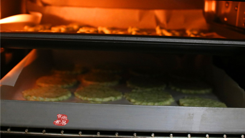 健康蔬菜饼,两个烤盘分别放进<a style='color:red;display:inline-block;' href='/shicai/ 10066'>烤箱</a>里，这里值得注意的是：烤到一半过程，最好将两盘饼干上下调换一下位置，这样烤出来的色泽和酥脆程度会比较统一。