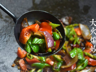 爆炒腰花,炒出红油，先下洋葱片，再放入青椒片和红椒片大火煸炒。