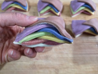彩虹花卷,将蝴蝶结的两端捏紧。