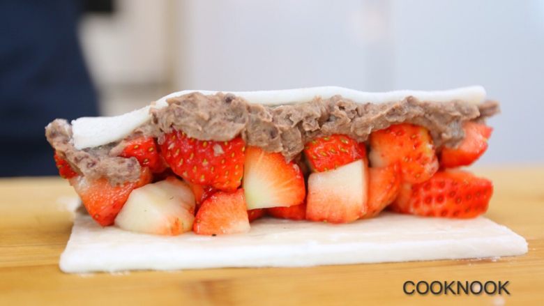 草莓红豆沙/香蕉巧克力雪媚娘卷,卷起来