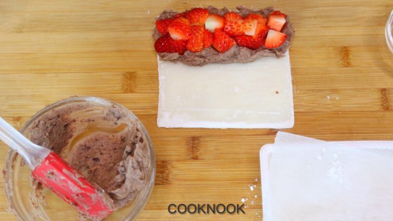 草莓红豆沙/香蕉巧克力雪媚娘卷,铺上草莓