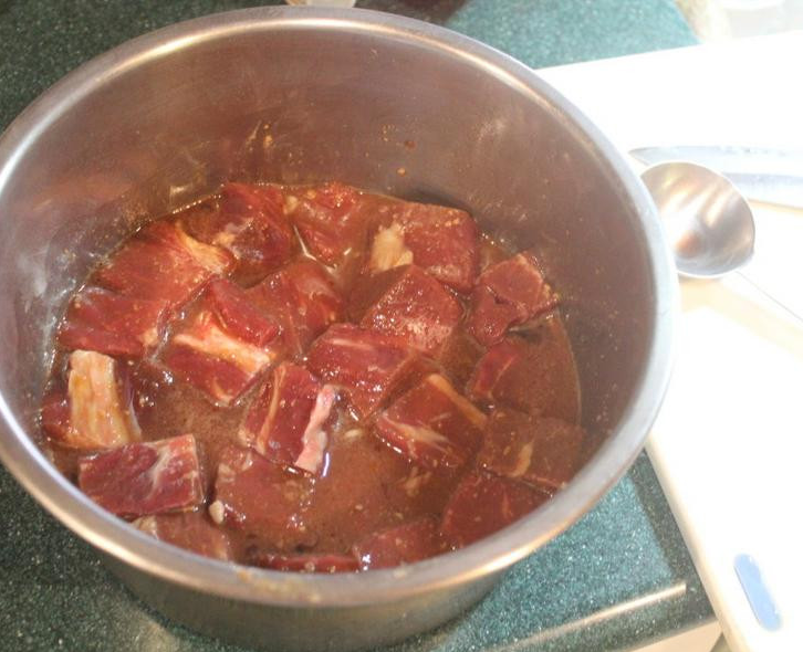 松子年糕牛肉,用醃料将牛肉丁醃过半小时以上