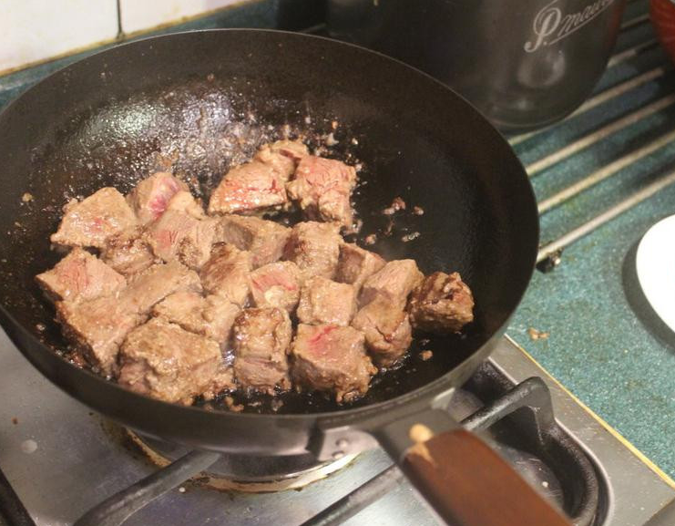 松子年糕牛肉,牛肉煎至表面微焦半熟盛起备用。