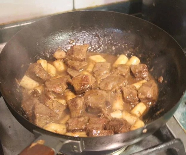 松子年糕牛肉,将牛肉回锅，拌炒后起锅。