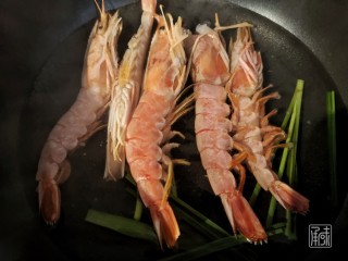 梅子酱红虾渍汤圆, 放入红虾，并煮熟。用煮好虾的汤放入汤圆，汤圆浮起来后煮两分钟即可。