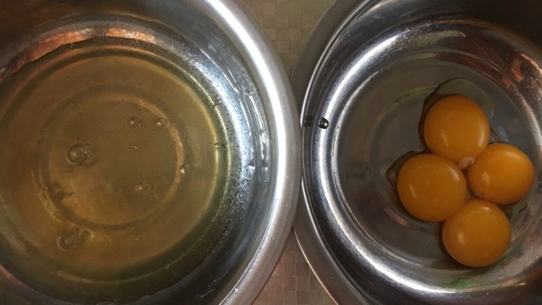 好利来半熟芝士,先制作蛋糕底，将蛋清蛋黄分离，蛋清的盆一定要注意无水无油