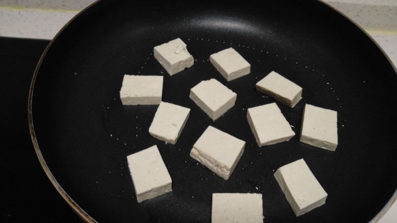 豆腐炒香菇,不粘锅中放入适量油，放入豆腐。