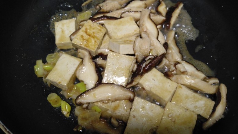 豆腐炒香菇,炒至香菇断生，倒入耗油，翻炒均匀。