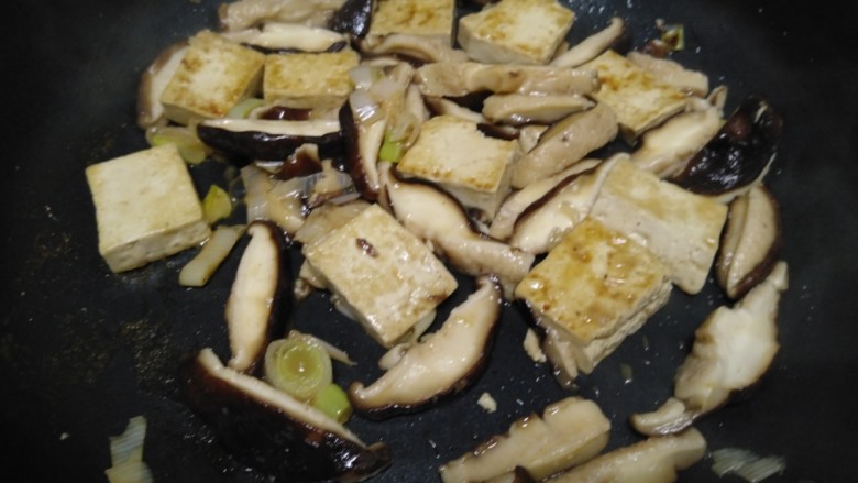 豆腐炒香菇,翻炒均匀。