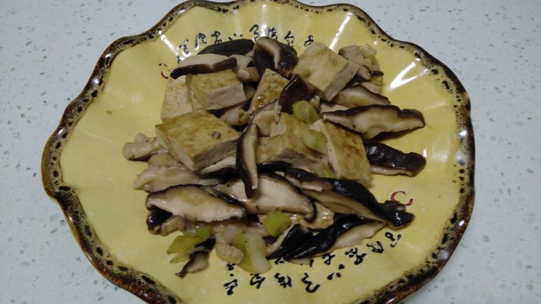 豆腐炒香菇,盛入盘中。