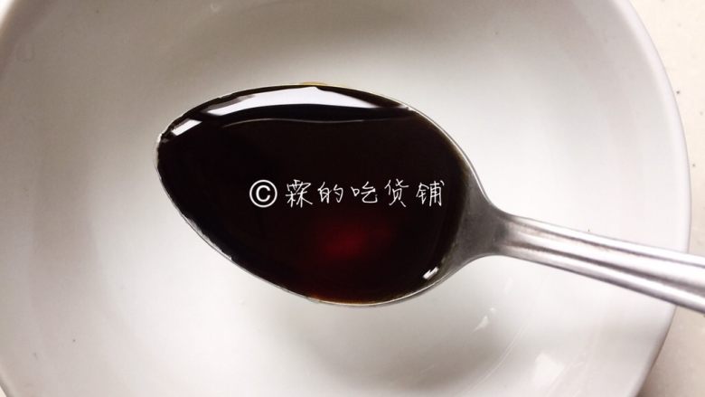 日式酱油团子,还可以把酱汁调好。两勺<a style='color:red;display:inline-block;' href='/shicai/ 788'>生抽</a>，最好尽量使用日本酱油。