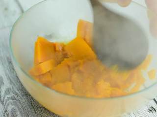 香甜软糯的南瓜饼好吃又健康,南瓜洗净、去皮、切小块，放入蒸锅中，开大火蒸10分钟。
煮熟的南瓜取出，捣成泥。