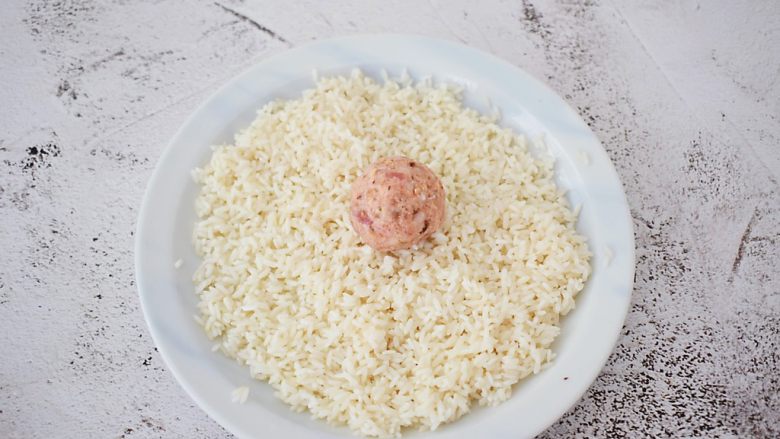香菇猪肉糯米丸子,揉圆后放入糯米中沾裹上一层糯米