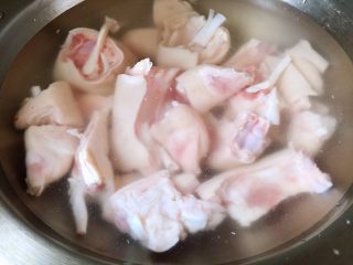 #猪年#红烧猪蹄,猪蹄凉水下锅，焯水去血沫