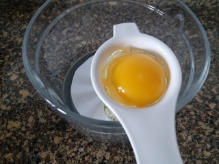 南瓜戚风蛋糕（六寸）,2.鸡蛋的蛋清蛋黄分离。蛋清我用东菱的绞肉机打发，所以直接滤到玻璃容器内。