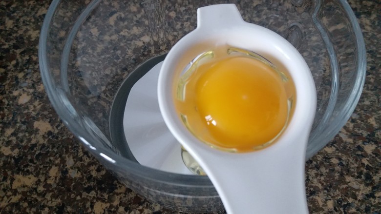 南瓜戚风蛋糕（六寸）,2.<a style='color:red;display:inline-block;' href='/shicai/ 9'>鸡蛋</a>的蛋清蛋黄分离。蛋清我用东菱的绞肉机打发，所以直接滤到玻璃容器内。