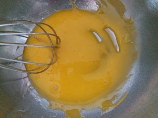 南瓜戚风蛋糕（六寸）,蛋黄加葵花籽油，用手动打蛋器搅拌均匀。