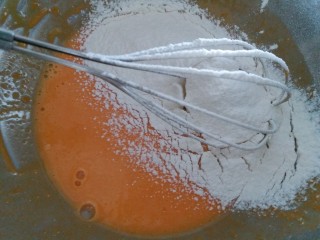 南瓜戚风蛋糕（六寸）,5.把低筋面粉过筛后加入。