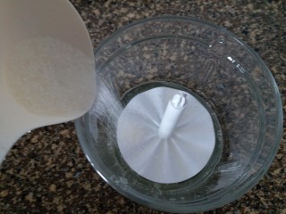 南瓜戚风蛋糕（六寸）,7.挤几滴柠檬汁到蛋清内，白砂糖一次性加入到蛋清里。