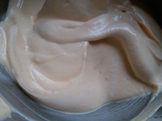 南瓜戚风蛋糕（六寸）,9.蛋白霜和蛋黄糊混合均匀。用翻拌切拌的手法哦！