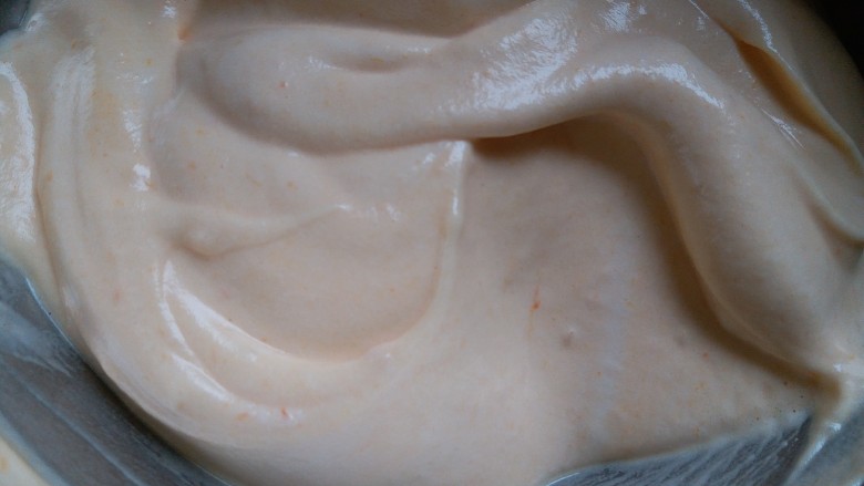 南瓜戚风蛋糕（六寸）,9.蛋白霜和蛋黄糊混合均匀。用翻拌切拌的手法哦！