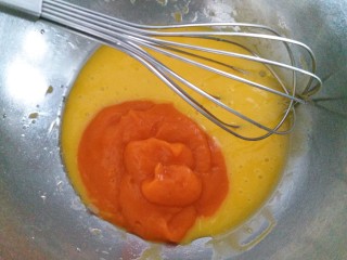 南瓜戚风蛋糕（六寸）,4.再加入绞碎的南瓜泥，用手动打蛋器搅拌均匀。
