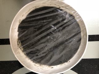 芝麻流心汤圆,盖上保鲜膜放入冰箱冷藏。