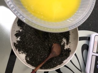 芝麻流心汤圆,黄油隔水融化成液态后少量多次加入蛋白糖芝麻粉中，搅拌均匀。