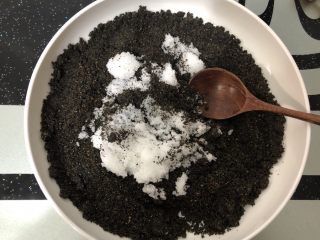 芝麻流心汤圆,110g芝麻炒熟用料理机打成芝麻粉，加入3茶匙白糖搅拌均匀。