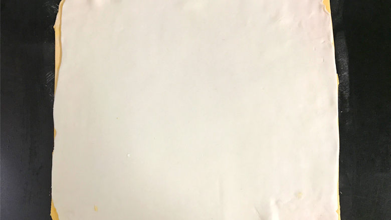 双色汤圆,南瓜粉团同样擀成正方形的薄片后，叠在白色面片上。
