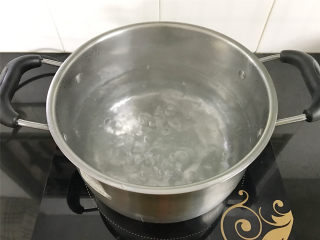 双色汤圆,取一锅，倒入适量水，煮开。