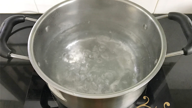 双色汤圆,取一锅，倒入适量水，煮开。